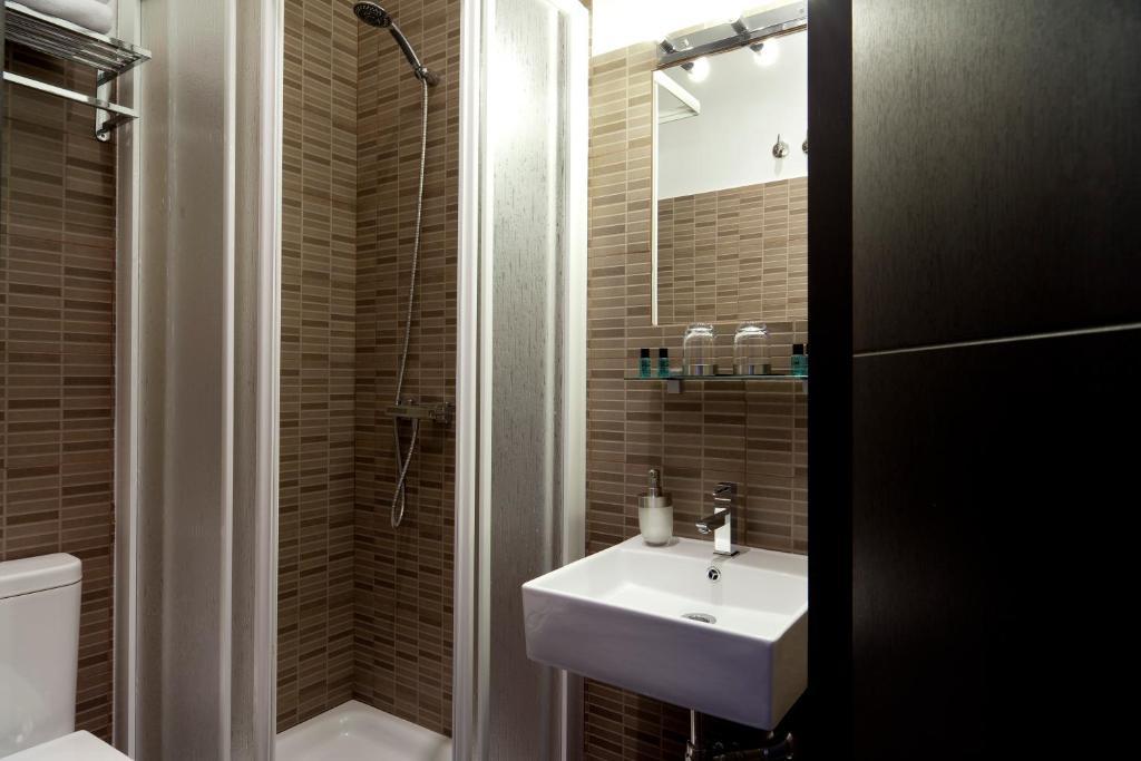 Thc Latina Hostel Madrid Exterior photo